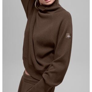 ALO Yoga waffle weekend escape mock neck top and Leggings Set in espresso